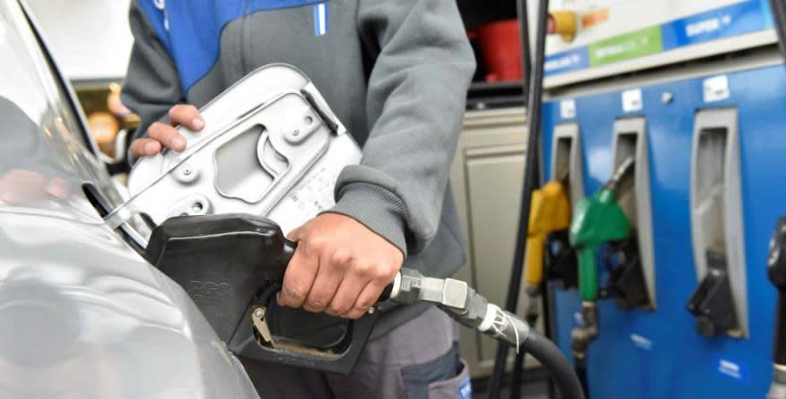 Golpe al bolsillo: las petroleras empezaron a subir sus combustibles alrededor de 27%
