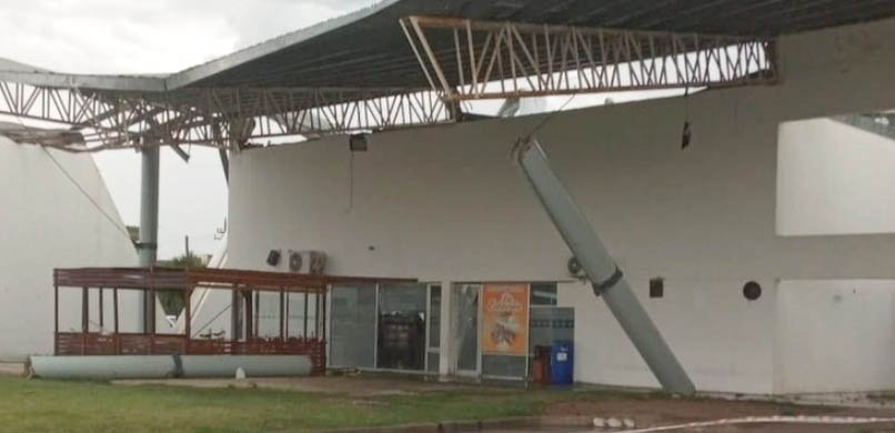 Una fuerte tormenta voló el techo de la terminal y derribó árboles en Miramar
