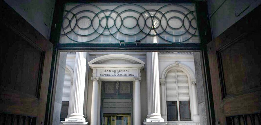 El Banco Central bajó la tasa de referencia del 110% al 80% y liberó el interés de los plazos fijos