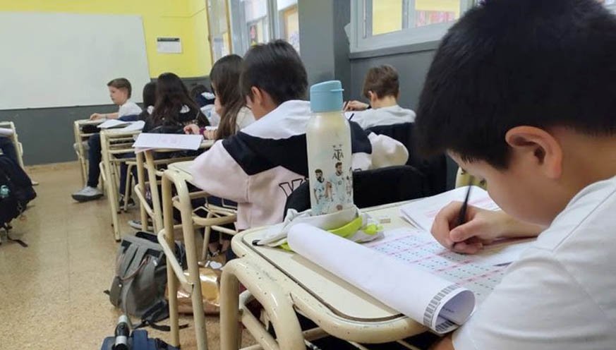 A la escuela sin celular: buscan prohibir el uso de teléfonos en la primaria