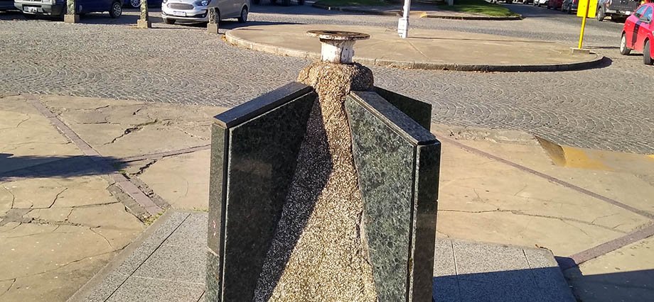 Removieron el mástil que corría riesgos de colapsar en la plaza Libertad