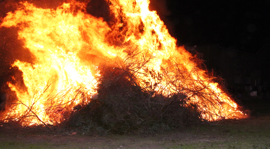 La fogarata de San Juan "encendió"  a la localidad de Los Pinos
