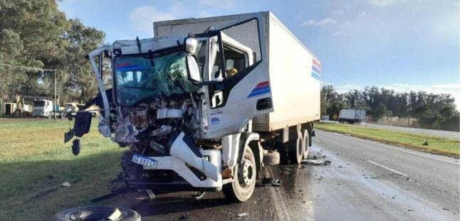 Milagro en la ruta 2: chocó de frente a un camión portacontenedor y resultó ileso