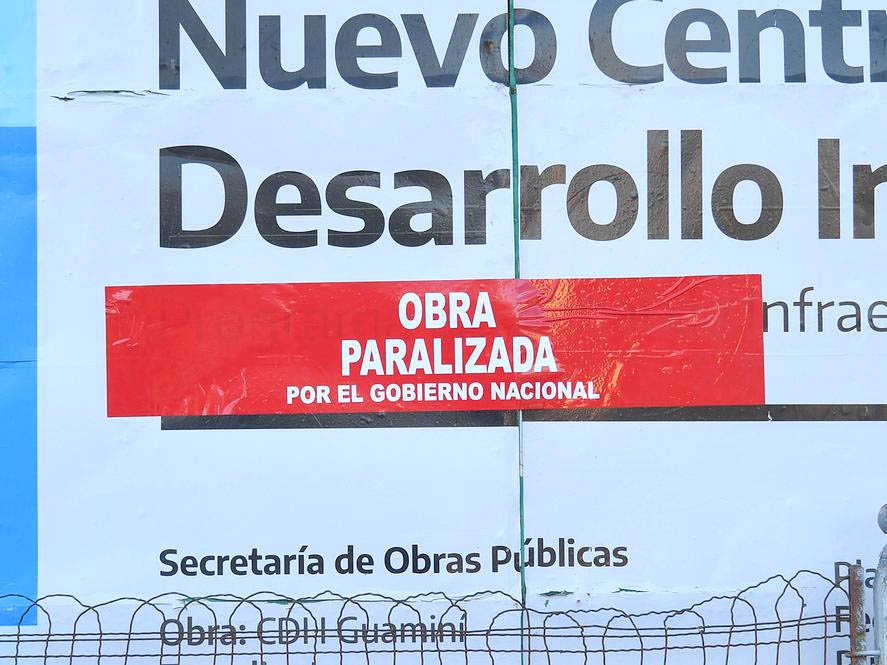 "Paralizada por el gobierno nacional": El sticker que le pega la Provincia a la obra pública frenada por Milei