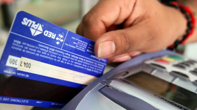 A partir de ahora los comercios deben cobrar sin que el cliente pierda contacto con su tarjeta crédito
