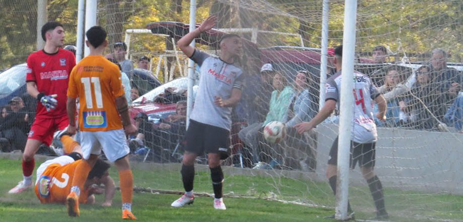 Los Patos FC venció a Amigos Unidos y ahora es el único puntero del Oficial