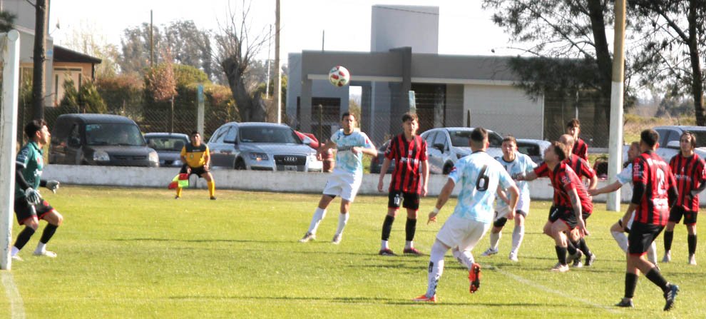 Racing gano por la mínima y otra vez lidera