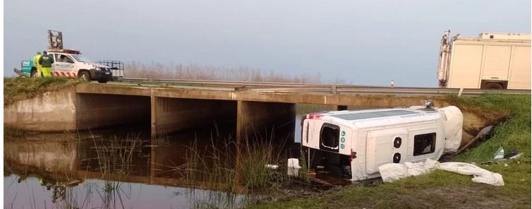 Volcó una combi en ruta 2 con 16 pasajeros: cuatro heridos graves