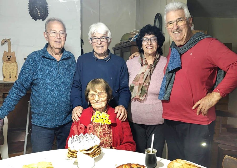 La vecina Irma cumplió 100 años y lo celebró rodeada de amor