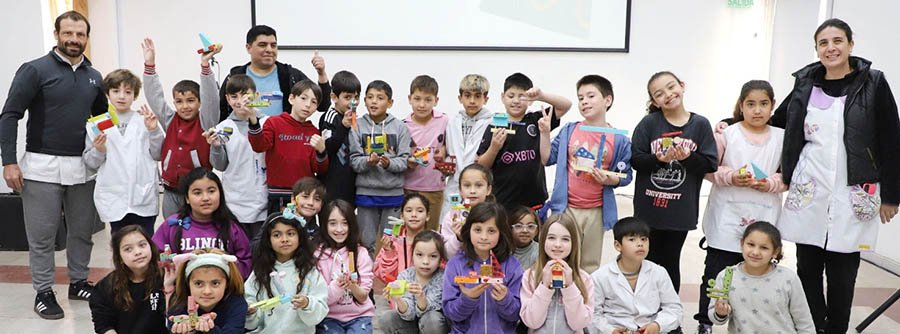 Exhiben juguetes de madera elaborados  por niños de Protección