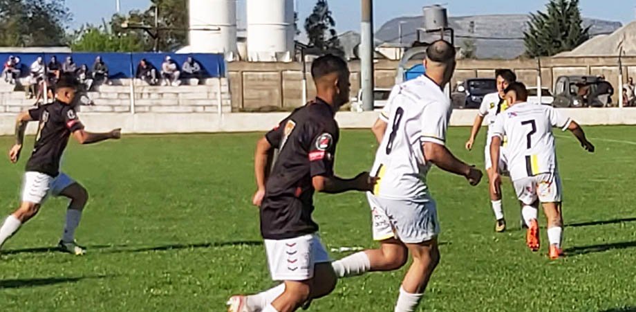 Sportivo Trabajo Mitre se lo dio vuelta a Ferroviarios y se impuso en la ida