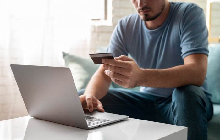 El Gobierno elimina impuestos para hacer compras online en el exterior