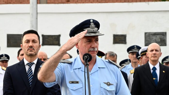 Echan al jefe de la Fuerza Aérea por uso indebido de aeronaves y presuntos hechos de abuso