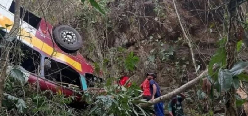 Tragedia en Brasil: al menos 17 muertos al caer un autobús a un precipicio