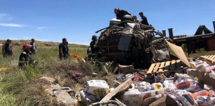 Tandil: tres muertos en un choque entre un camión y un auto en la ruta 74