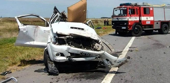 Fuerte accidente en la Ruta 11: volcó una camioneta, murió un joven de 18 años y hay cuatro heridos