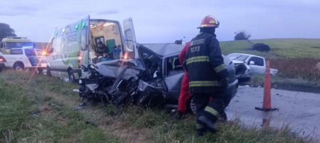 Impactante choque en la Ruta 88: una persona quedó atrapada en el auto y la rescataron después de media hora