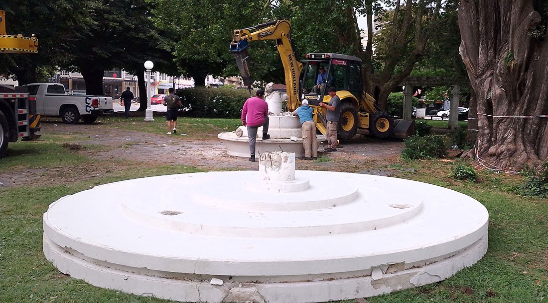 Removieron parte de «El Honguito» de la plaza Libertad