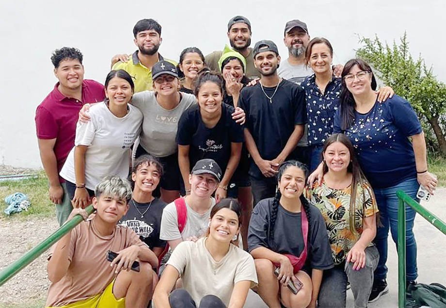 Un grupo de jóvenes misioneros reacondicionó el Hogar de Abuelos «Dr. Ernesto L. Pinto»