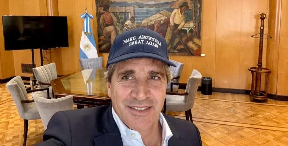El periodista Reynaldo Sietecase propuso a Caputo en los Guinness como “el hombre que más endeudó a un país en la historia”