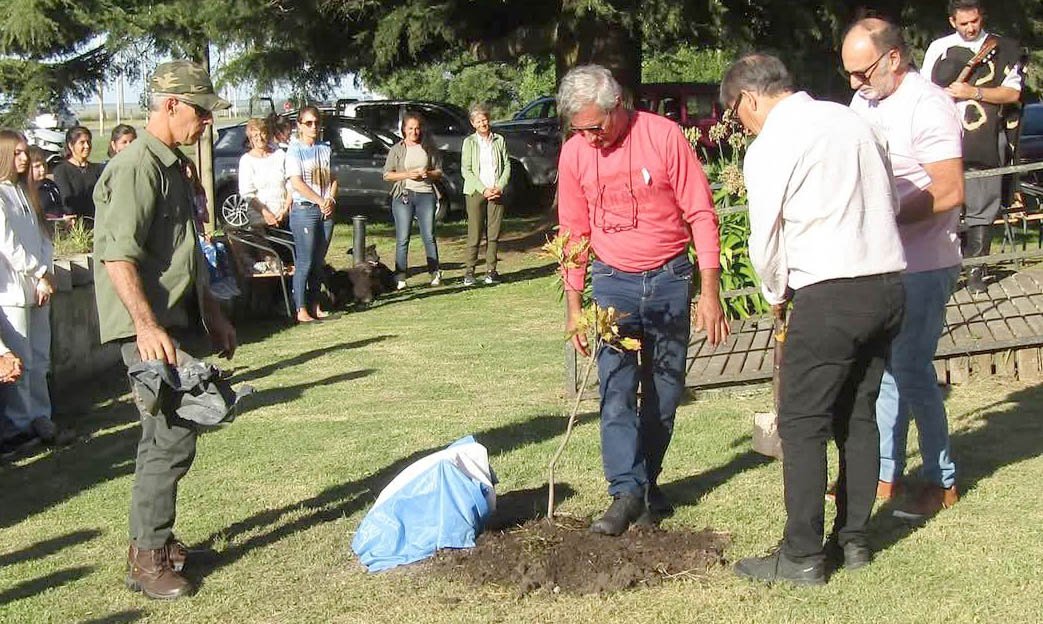 Villa Laguna Brava honró la memoria de los caídos y veteranos de Malvinas