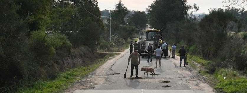 Vecinos tapan baches y muestran el deterioro de las calles