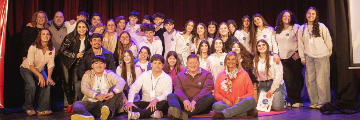 Estudiantes  del San José subieron al  escenario y emocionaron  a todos