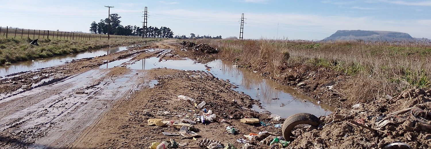 Vecinos conviven con  basura y calles intransitables