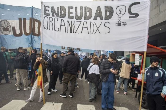 Casi la mitad de los hogares argentinos no llega a fin de mes y recurre a ahorros o deudas